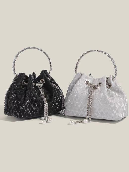 【英国LEOS VITI链条羽毛包包】春夏新款火爆全网 定制五金+经典链条+带钻手提+耐磨耐造PU皮 真的很显贵，花小钱办大事 可手拎、斜挎、单肩，特别实用! 商品图0