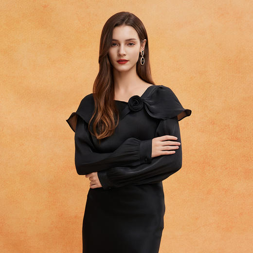 QE251斯尔丽25春季新款流水感材质荷叶边大领手工立体玫瑰盘花上衣 商品图5