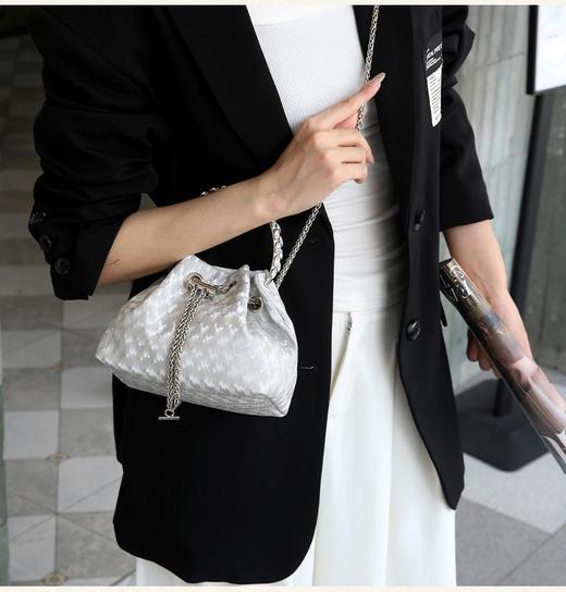 【英国LEOS VITI链条羽毛包包】春夏新款火爆全网 定制五金+经典链条+带钻手提+耐磨耐造PU皮 真的很显贵，花小钱办大事 可手拎、斜挎、单肩，特别实用! 商品图5