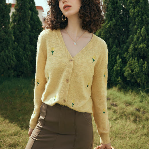欧芮儿法式V领绣花针织开衫春春2025新款气质慵懒风黄色毛衣外套 商品图2
