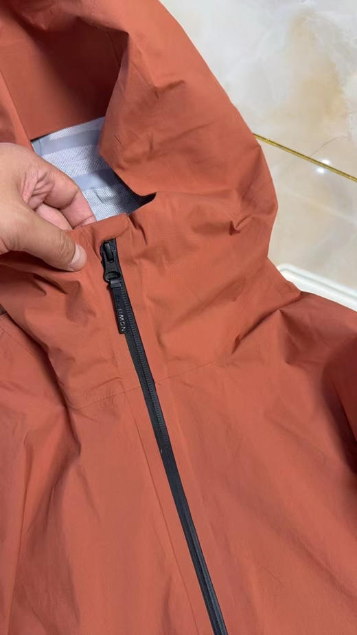 正品萨洛蒙2.5L 防水夹克，冲锋衣。
两个色，尺码S-XXL，产地:孟加拉
原价1598 商品图3