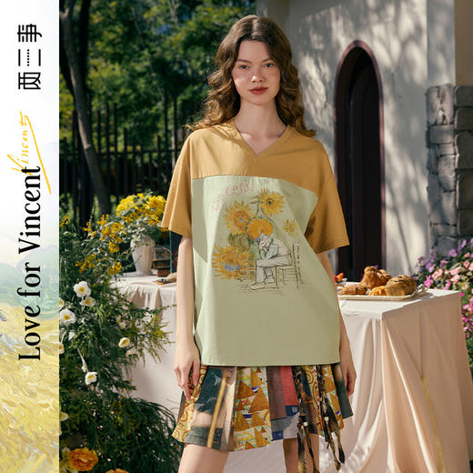 两三事梵高文艺 未完诗 2025春季新款休闲拼布印花v领短袖t恤女S25CT479 商品图0