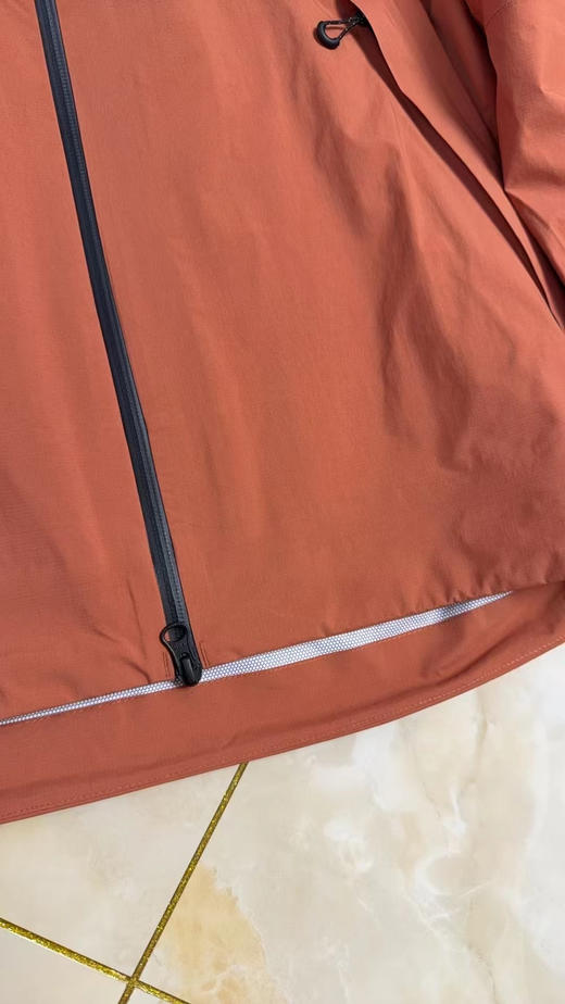 正品萨洛蒙2.5L 防水夹克，冲锋衣。
两个色，尺码S-XXL，产地:孟加拉
原价1598 商品图2