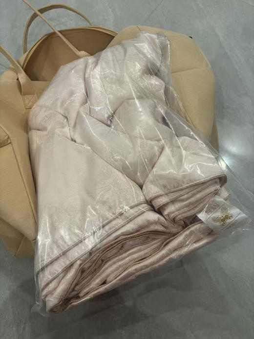 正品罗莱家纺.百分百蚕丝被来啦～罗莱正品蚕丝被。剩余一些，正品，原包装，随便对比！带包装吊牌，好货一批。
尺寸2000×2300 重量1750g一等品
官网1800 商品图3