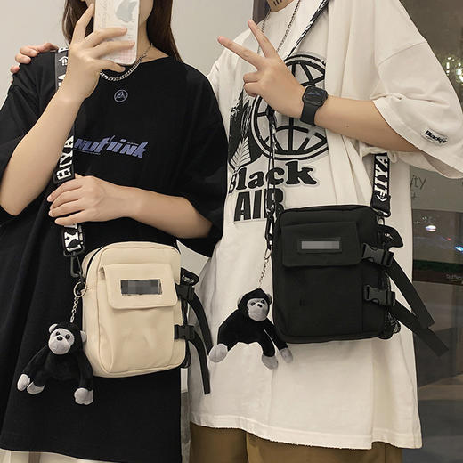 2025夏季新品男士潮酷尼龙单肩包ins风韩版休闲斜挎包简约小方包 商品图0