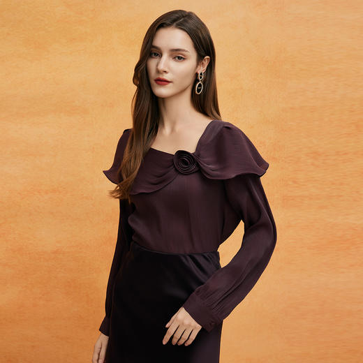 QE251斯尔丽25春季新款流水感材质荷叶边大领手工立体玫瑰盘花上衣 商品图2