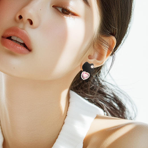 大英博物馆 巴斯特系列 灰色植绒珍珠耳环 黑色植绒爱心AB款耳环 商品图1