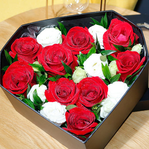 潘多拉丨9枝红玫瑰钻石礼盒 商品图2