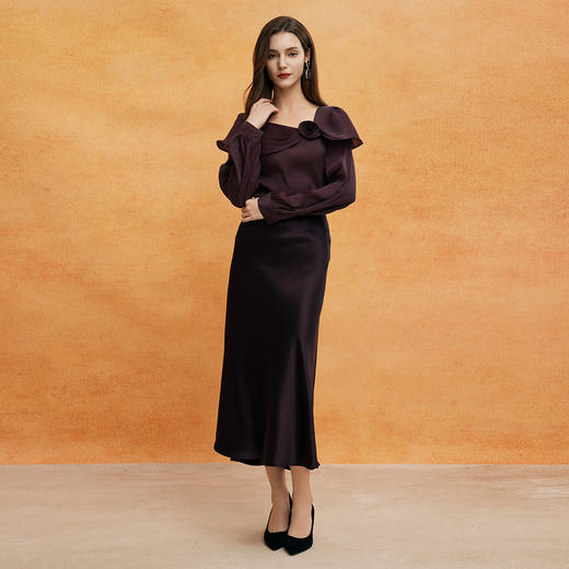 QE251斯尔丽25春季新款流水感材质荷叶边大领手工立体玫瑰盘花上衣 商品图3