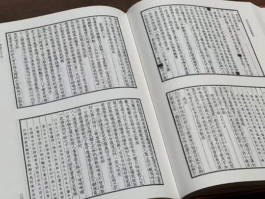 《式古堂书画汇考》，清卞永誉编撰，一套四册，16开红布面精装，约2000余页，中国艺术文献丛刊之一，浙江人民美术出版社2012年初版，2013年二印。定价680，售价258元。 商品图9