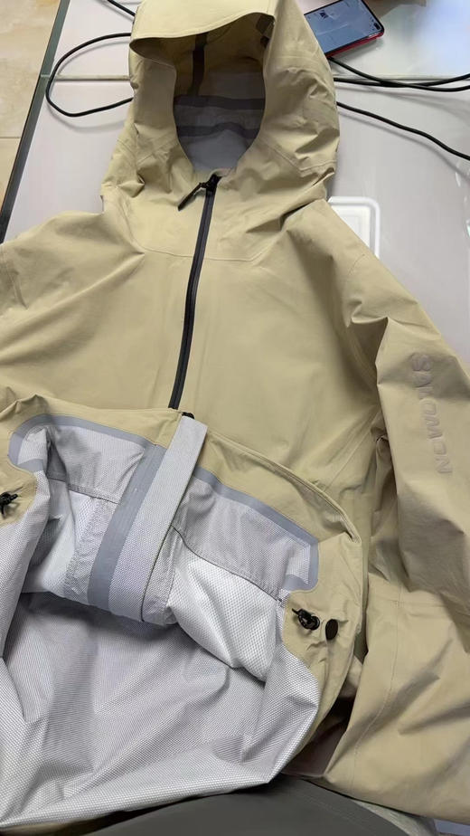 正品萨洛蒙2.5L 防水夹克，冲锋衣。
两个色，尺码S-XXL，产地:孟加拉
原价1598 商品图14