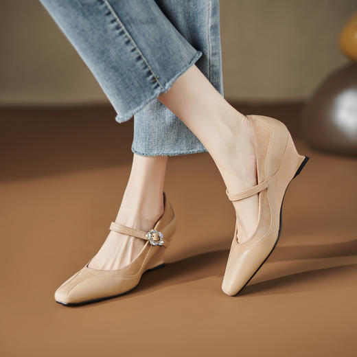 【预售5天】杏色方头一字带扣坡跟浅口单鞋，牛皮拼接时尚女鞋子QS&6091 商品图0