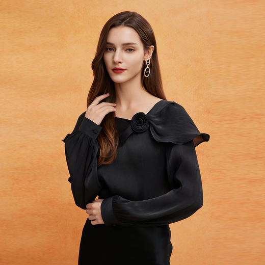 QE251斯尔丽25春季新款流水感材质荷叶边大领手工立体玫瑰盘花上衣 商品图7