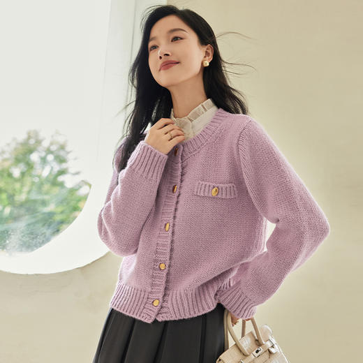 VICTORIA&VERA春季“山茶漫记”香芋紫宽松慵懒风圆领金扣小香羊毛针织开衫 商品图7