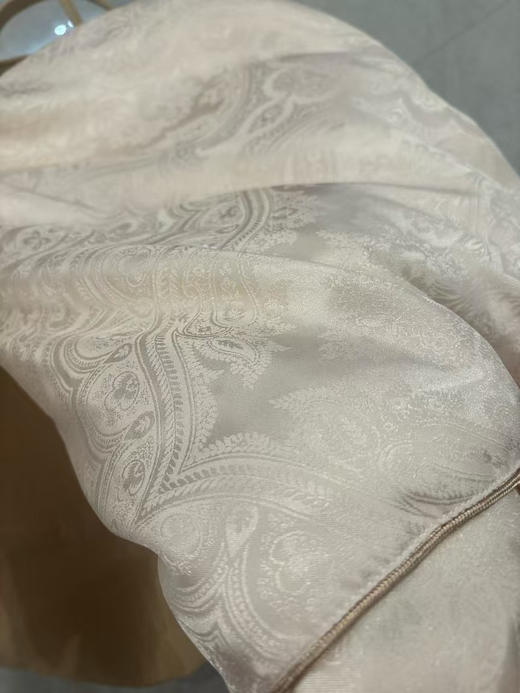 正品罗莱家纺.百分百蚕丝被来啦～罗莱正品蚕丝被。剩余一些，正品，原包装，随便对比！带包装吊牌，好货一批。
尺寸2000×2300 重量1750g一等品
官网1800 商品图5