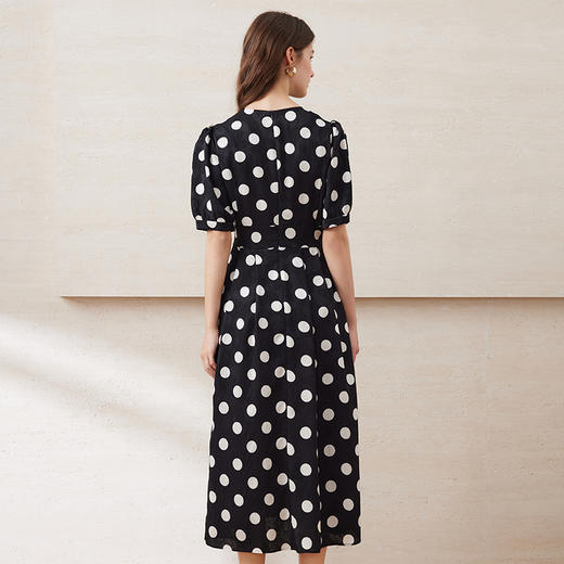 EITIE爱特爱时尚撞色波点收腰气质V领长裙显瘦连衣裙2025夏季新款B2507626 商品图4