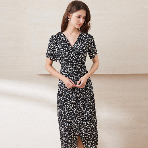 EITIE爱特爱法式浪漫碎花V领褶皱收腰显瘦连衣裙2025夏季新款B2507646 商品图3