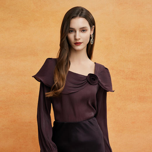 QE251斯尔丽25春季新款流水感材质荷叶边大领手工立体玫瑰盘花上衣 商品图4