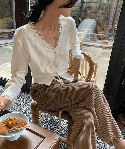 老米优品🎈轻法式优雅风《蕾丝V领针织打底衫》睫毛蕾丝好温柔~ V领小性感设计！春日里的一抹温柔~ 商品图1