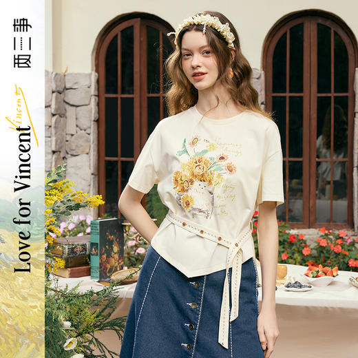 两三事梵高文艺葵焰喵憩2025春新款不规则下摆系带印花短袖t恤女S25CT461 商品图0