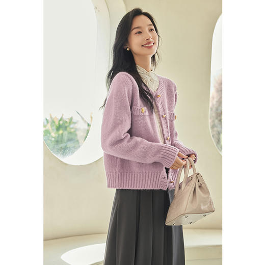 VICTORIA&VERA春季“山茶漫记”香芋紫宽松慵懒风圆领金扣小香羊毛针织开衫 商品图4