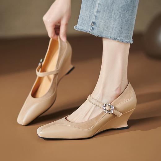【预售5天】杏色方头一字带扣坡跟浅口单鞋，牛皮拼接时尚女鞋子QS&6091 商品图4