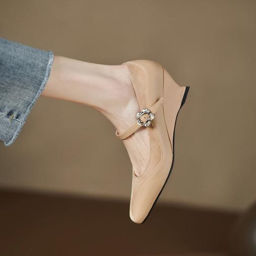 【预售5天】杏色方头一字带扣坡跟浅口单鞋，牛皮拼接时尚女鞋子QS&6091 商品图3