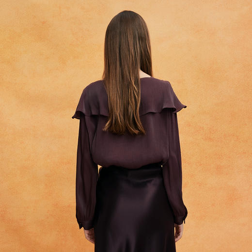 QE251斯尔丽25春季新款流水感材质荷叶边大领手工立体玫瑰盘花上衣 商品图1