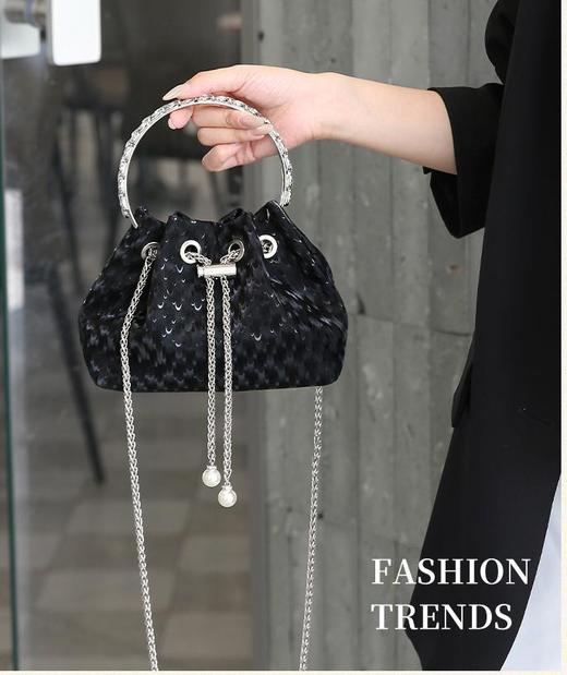 【英国LEOS VITI链条羽毛包包】春夏新款火爆全网 定制五金+经典链条+带钻手提+耐磨耐造PU皮 真的很显贵，花小钱办大事 可手拎、斜挎、单肩，特别实用! 商品图3