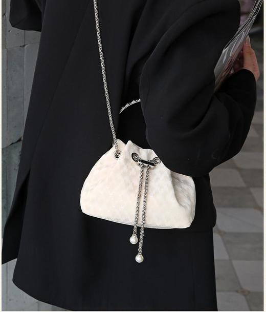 【英国LEOS VITI链条羽毛包包】春夏新款火爆全网 定制五金+经典链条+带钻手提+耐磨耐造PU皮 真的很显贵，花小钱办大事 可手拎、斜挎、单肩，特别实用! 商品图4