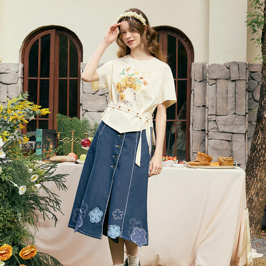 两三事梵高文艺葵焰喵憩2025春新款不规则下摆系带印花短袖t恤女S25CT461 商品图3