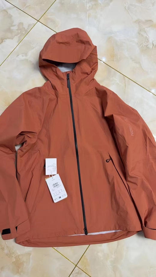 正品萨洛蒙2.5L 防水夹克，冲锋衣。
两个色，尺码S-XXL，产地:孟加拉
原价1598 商品图1