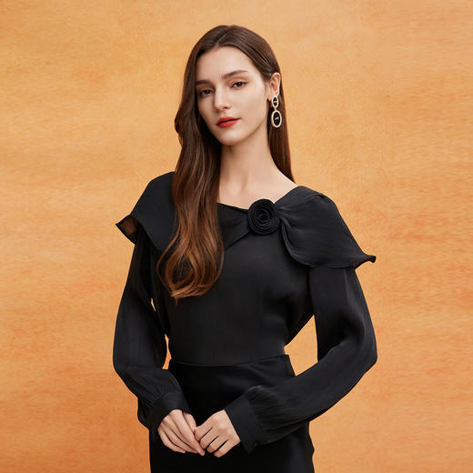 QE251斯尔丽25春季新款流水感材质荷叶边大领手工立体玫瑰盘花上衣 商品图9