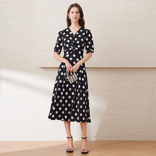 EITIE爱特爱时尚撞色波点收腰气质V领长裙显瘦连衣裙2025夏季新款B2507626 商品图3