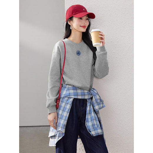 【年终特卖】熙世界运动风开衩收腰卫衣女休闲圆领小个子套头上衣2025春秋新款 商品图4