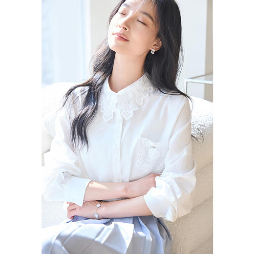VICTORIA&VERA春季“素樱物语”系列复古法式优雅风白色蕾丝翻领口袋衬衫 商品图2