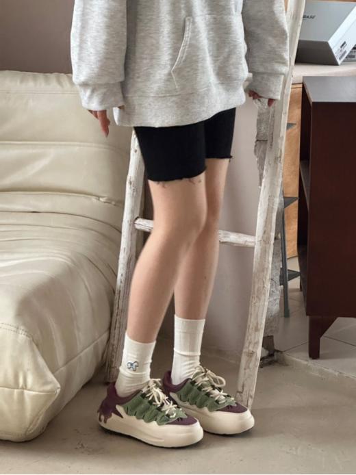 【🥕韩国𝗣𝗟𝗔𝗧 𝗕𝗔𝗦𝗘 𝗙𝗟同款萝卜板鞋】 FL同款萝卜鞋真的是火爆✨ 又是给设计师加鸡腿🍗的一天 第一眼想带回家的萝卜鞋我真的好爱啊!! 🉑跟小姐妹一人一双💕 商品图6