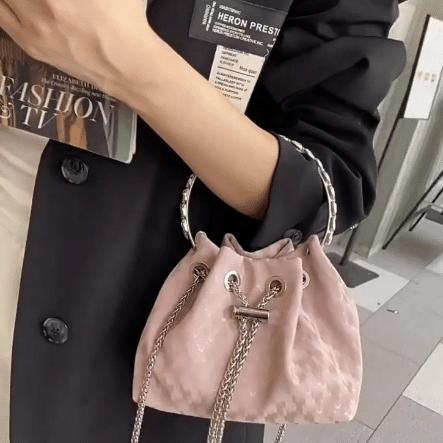 【英国LEOS VITI链条羽毛包包】春夏新款火爆全网 定制五金+经典链条+带钻手提+耐磨耐造PU皮 真的很显贵，花小钱办大事 可手拎、斜挎、单肩，特别实用! 商品图1