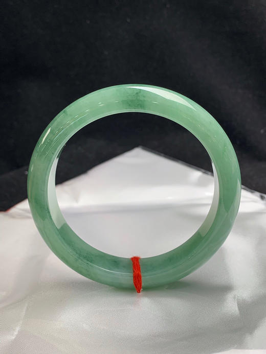 612336，57圈口，糯化油绿底正圈平安镯，满全底色，底子细腻 商品图0