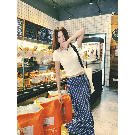<曾小咸推荐>休闲白色短袖T恤藏蓝色格子半身裙 商品图2