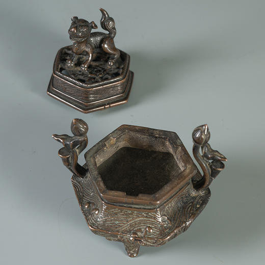 清 铜六角莲花纹瑞兽钮香炉 商品图1
