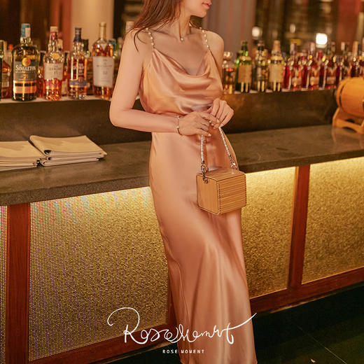 荡领珍珠肩带真丝长裙 A22116 商品图1