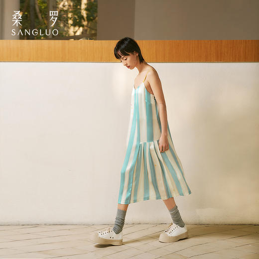 辣目洋子同款】桑罗真丝蓝白条纹热带吊带裙25年春夏新品宅家度假 商品图2