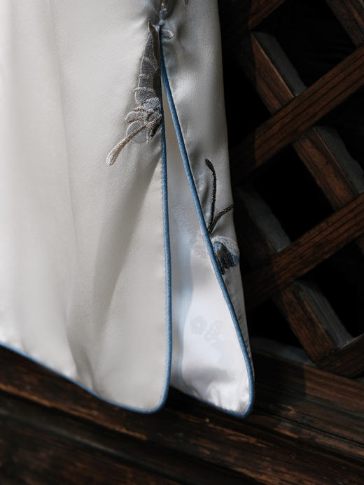 盛唐牡丹| 花舞蝶梦手推绣真丝外套(蓝色扣子) 商品图7