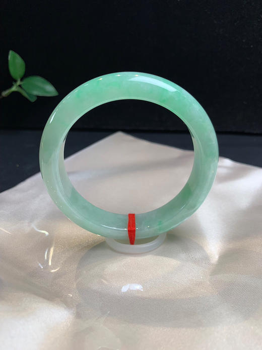 612328，57.3果绿底正圈手镯， 版型不错，整圈带清新果绿底 ，底妆略有些颗粒感 商品图2