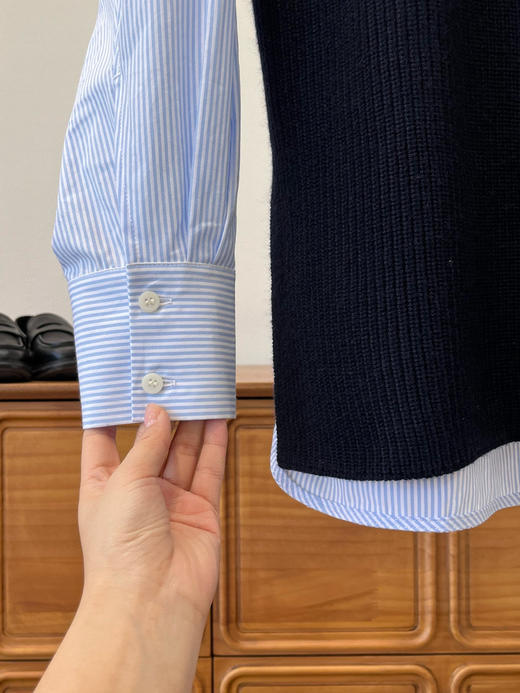 𝐂𝐨𝐬 同款早春藏青条纹衬衫拼接V领针织衫 商品图9