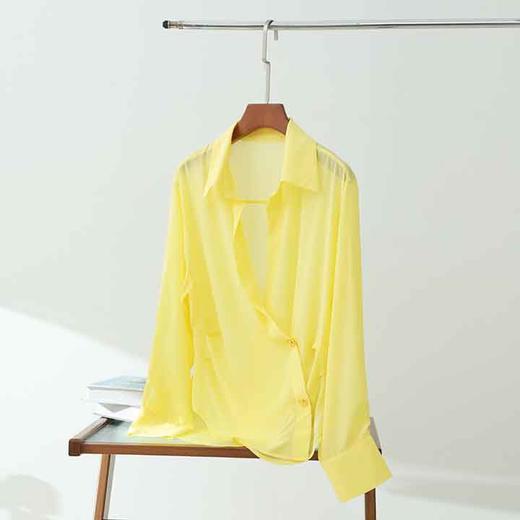 顺丰包邮洛诗琳12250春夏新款设计感斜扣双皱桑蚕丝翻领衬衫10022 商品图2