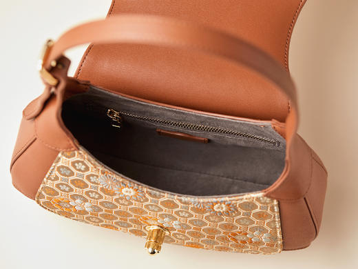 国风包 牛皮腋下包（杏黄宋锦） 高端时尚 面料轻薄透气 手感细腻爽滑 商品图6