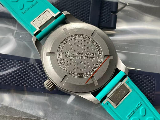 NOOB official➕IWC万国 IW328210 
别名：IWC-梅赛德斯- AMG马石油F1车队特别款
表壳：五级钛材料『正品一致』
尺寸：40* 10.68 mm
表镜：天然蓝宝石水晶玻璃 商品图14