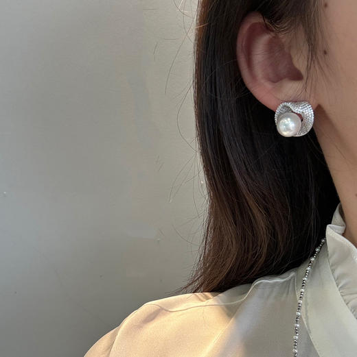 精品，ji强光10-11mm，淡水爱迪生珍珠耳钉，正圆基本无暇，纯银重工耳钉一对。经典大气的款式，珠光类似澳白视觉感。 商品图1